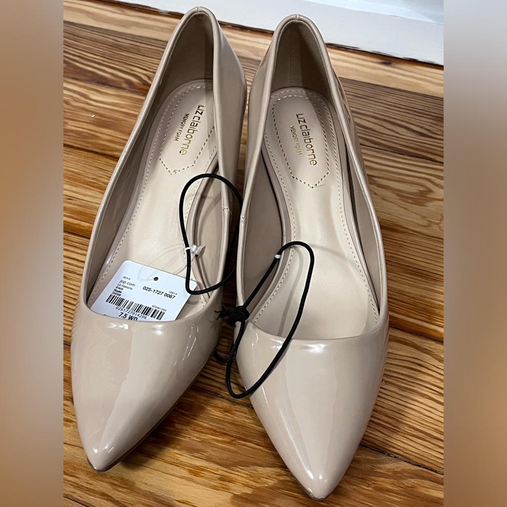 Liz Claiborne NWT Pumps size 7.5 Wide- Nude